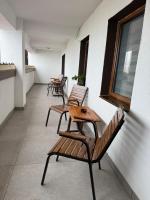 Habitación con cama extragrande y vistas a la montaña