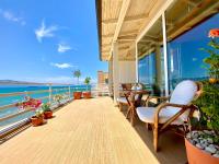 Eka Luxury Beachfront Two-Bedroom Apartment - B&B Valona