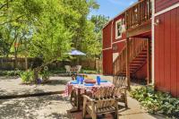 Cozy Riverfront Cabin Just Steps to the Russian River with Beach Access & Wood Stove - Chambres d’hôtes Guerneville