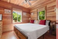 Cozy Riverfront Cabin Just Steps to the Russian River with Beach Access & Wood Stove - Chambres d'hôtes Guerneville