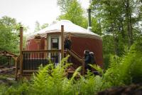 Cozy Yurt in the Woods - B&B Sainte-Agathe-des-Monts