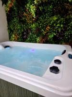 Jacuzzi & Jardin privé - Suite Tropicale - B&B Port-Saint-Louis-du-Rhône