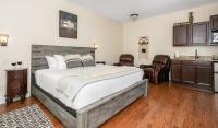 Main Street Retreat #4 - King Bed, On Main St, Shared Hot Tub & Pool - B&B Fredericksburg