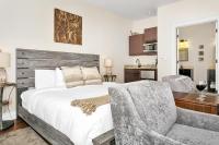 Main Street Retreat #1 - King Bed, On Main St, Shared Hot Tub & Pool - Chambres d’hôtes Fredericksburg