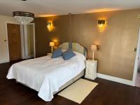 Zimmer mit Kingsize-Bett