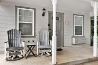 Main Street Retreat #8 - King Bed, On Main St, Shared Hot Tub & Pool - B&B Fredericksburg