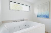 Suite romantique proche mer climatisée avec balnéo, video projecteur et piscine - Chambres d'hôtes Le Bernard