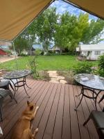 Daisy Glamping Tent at Zenzen Gardens - Chambres d'hôtes Paonia