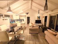 Sunny Boutique House with Pool Mount Maunganui - Chambres d’hôtes Mount Maunganui