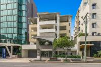 Spacious and Central Apt with HUGE Courtyard and Parking - B&B Brisbane