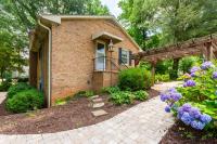 Modern Basement Suite, 2BR Sofa Bed, Parking - B&B Greensboro