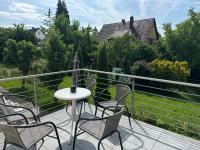 8 Einzelbetten - 6 Schlafzimmer - Wohnzimmer & große Terrasse mit Grill - 2 Bäder - Wohnung auf 2 Ebenen - Nähe Messe Stuttgart & A81 - Ideal für Teams & Familien - Ferienwohnung Böblingen