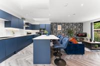 Sleek Large Leeds Apartment - Parking - B&B Leeds