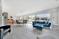 Whitstable Stunning Modern House with Indoor Pool, Games Room, Cinema Room & Spectacular Seaviews 8 - Chambres d'hôtes Whitstable