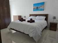 Cozy 2 Bedroom Steps to Seafront - B&B Il-Gżira