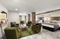 King and Queen Suite 1st Floor Sleeps 6 - B&B Savannah