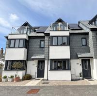 Kerensa 3 bed townhouse located close to the beach with Parking - B&B