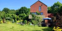 Zimmer mit Kingsize-Bett und Gartenblick.