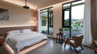 Habitación con cama grande y vistas al jardín