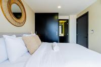 Deluxe One-Bedroom Apartment