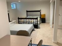 Two queen beds with private bathroom for summer stay - B&B