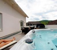 Kleeoase - Luxus Ferienwohnung - Jacuzzi - Dachterrasse - Kochinsel - See in 10 min - Chambres d’hôtes Greifenstein