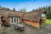 Large Holiday Home With Pool, Spa And Sauna, 1500 Meters From The North Sea - Chambres d'hôtes Ulfborg