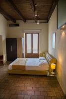 Habitación con cama extragrande y vistas al mar