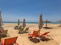 Relaxing 3BR Chalet Walk to the Beach at Einbay - B&B Al ‘Ayn as Sukhnah