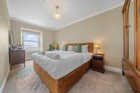 Habitación con cama grande y vistas al mar