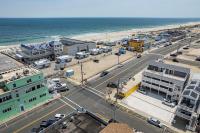 Luxury Beachfront penthouse with rooftop ocean views off 2 private balcony's view from front and back - Bed and Breakfast Seaside Heights