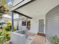 Escape to Emerald Springs - Palm Trees & Pool - Chambres d’hôtes Mooloolaba
