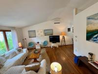 Walk to neighborhood lake - B&B Narragansett