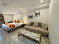 Sheryll Escapes - La Grande Phase 2, Grand Studio 708 on 7th floor with Balcony, Wifi & Netflix - Chambres d'hôtes Angeles City
