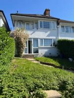 4 to 5 Bedroom beautiful holiday home London sleeps 9-central Links - B&B London
