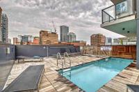 MicroNest - Modern Overlooking Downtown Parking - Bed and Breakfast Calgary
