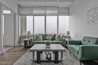 Downtown High-Rise with City Views, Pool, Gym - Bed and Breakfast Atlanta
