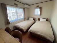 Tweepersoonskamer met 2 Aparte Bedden en Gedeelde Badkamer