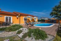 Villa Orange, a charming holiday home with a pool & fenced garden - B&B Raša