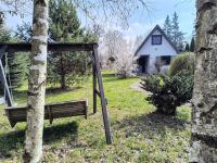 Uroczny domek z dużym ogrodem i tarasem blisko jeziora, cisza i spokój - Bed and Breakfast Umień