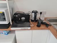 Cozy Detached Studio Retreat with Kitchen & Bath - B&B Bletchley