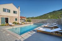 Villa Lovorika - Padel, Cageball, Basketball & Heated Pool - B&B Trnbusi