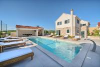 Villa Lovorika - Padel, Cageball, Basketball & Heated Pool - B&B Trnbusi