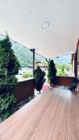 Apartment with Mountain View