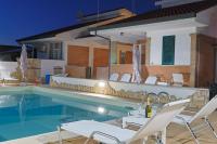 Villa Lella - Pantheon basement apartment, shared swimming pool 5 minutes from the sea, suitable for families or groups for complete relaxation - Chambres d'hôtes Ardea