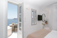 Honeymoon villa with outdoor hot tub and sea view