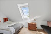 Deze driepersoonskamer heeft een gedeelde badkamer.