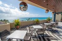 Luxury 1 Bedroom Condo with Rooftop Pool - Singular Joy Residences, Jojo - Bed and Breakfast Playa del Carmen