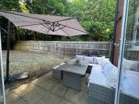 Elegant 5 Bed 5 Bath Home - B&B Englefield Green