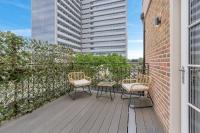 Modern Cosy 2 bed apartment, Smart TV & NETFLIX with private balcony and city view - B&B London